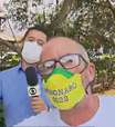 Homem com máscara e camisa de Bolsonaro xinga a Globo e repórter reage ao vivo