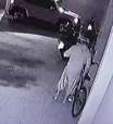 Câmera de segurança mostra furto de bicicleta na região do Bairro Santo Inácio