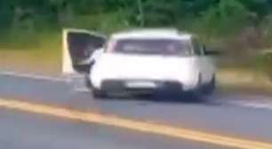 Passageiro e motorista pulam de carro, e veículo cai na ribanceira; assista ao vídeo