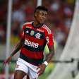 Após quase um mês, Flamengo anuncia a renovação do atacante Bruno Henrique