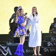 Caruaru: Ivete muda letra de música e canta de roupão com Solange Almeida
