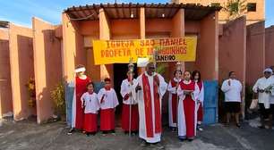 Única igreja de Niemeyer em favela tem missa do lado de fora