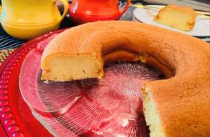 Bolo de Mandioca, com coco, cremoso, sem lactose, batido