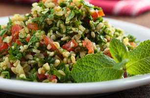 Tabule a salada árabe fácil, com trigo sem hidratar, rápida