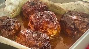 Maçãs assadas, com crumble: suculência e crocância juntas