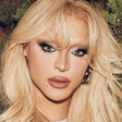 Pabllo Vittar posa desmontada e exibe barriga chapada em foto de toalha