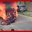 Motociclista é atropelado por veículo em chamas e sofre ferimentos leves; assista
