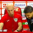 Jogador 'invade' coletiva e sai em defesa do técnico; veja