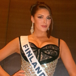 Miss Finlândia perde a coroa após fazer gesto racista; entenda