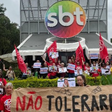Manifestantes se reúnem para protestar contra Ratinho após falas transfóbicas