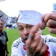Web não perdoa, e Neymar vira meme após mostrar papel de substituição para câmera; veja