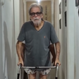 Ator de novelas da Globo comemora ficar sentado sozinho após passar 75 dias internado