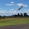 Avião agrícola faz pouso de emergência; assista ao momento do impacto