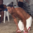 Ronaldinho Gaúcho é visto em Dubai curtindo praia com a namorada