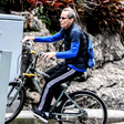 Tony Bellotto é visto pedalando após operar câncer no pâncreas