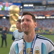 Lionel Messi chora após receber a medalha de vice-campeão mundial
