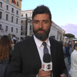 Repórter da Globo leva 'patada' de italiano ao perguntar sobre eleição