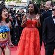 Mulher seminua protesta contra estupros na guerra em Cannes