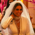 Vestido de noiva de Antonelli: decotão, buquê biju e pérolas