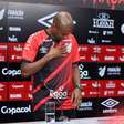 Fernandinho é apresentado no Athletico-PR: 'Realizando um desejo pessoal'
