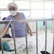 Bolsonaro sanciona piso da enfermagem, mas veta correção pela inflação