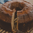 Aprenda a fazer um bolo de paçoca vegano com cobertura