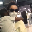 Juliette carrega criança no colo em aeroporto e mãe se desespera: "Devolve meu filho"