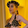 Anitta usa crochê, dourado e boina na alta-costura em Paris