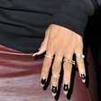 Com rainha e dinheiro, Rihanna lança moda com print nas unhas