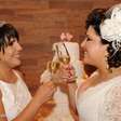 Por amor e contra o preconceito, casais gays se casam no Brasil
