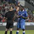Expulso, Balotelli se irrita com fãs no Twitter: "torçam por outro país"