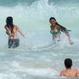 Peregrinos permanecem em Copacabana e tomam banho de mar