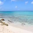 Praia em ilha no Caribe vira atração por pousos e decolagens de aviões