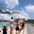 Maho Beach: aviões passam a 15 metros do chão e são atração em praia