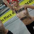Feministas invadem desfile durante semana de moda de Paris