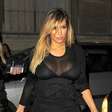 Ao lado de Kanye West, Kim Kardashian usa vestido transparente em Paris