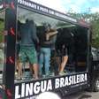 Reserva realiza desfile com 'beijaço' pelas ruas do RJ