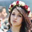 No Planeta Terra, fãs recebem Lana Del Rey com flores no cabelo