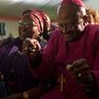Desmond Tutu vira centro das atrações em cerimônia para Mandela