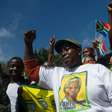 Corpo de Mandela desfila em carro pelas ruas de Pretória