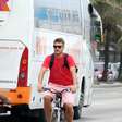 Rodrigo Hilbert anda de bicicleta e grava em praia do Rio