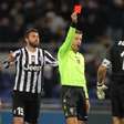 Buffon é expulso, mas líder Juventus arranca empate com Lazio