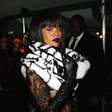 Paris: Rihanna usa blusa transparente e deixa seio à mostra