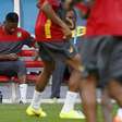 Com reza e sem Eto'o, Camarões treina em estádio de Brasília