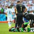 Após bolada, nigeriano será operado e pode deixar Copa