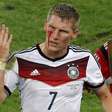 Schweinsteiger leva soco em lance e sangra em campo