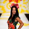 Adriana Lima desfila coleção florida na semana de moda de NY