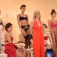 De macacão superdecotado, Britney desfila linha de lingerie