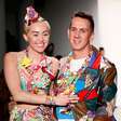 Miley Cyrus sobe na passarela durante desfile em NY
