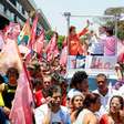 Dilma foca em saúde e critica Aécio durante caminhada em MG